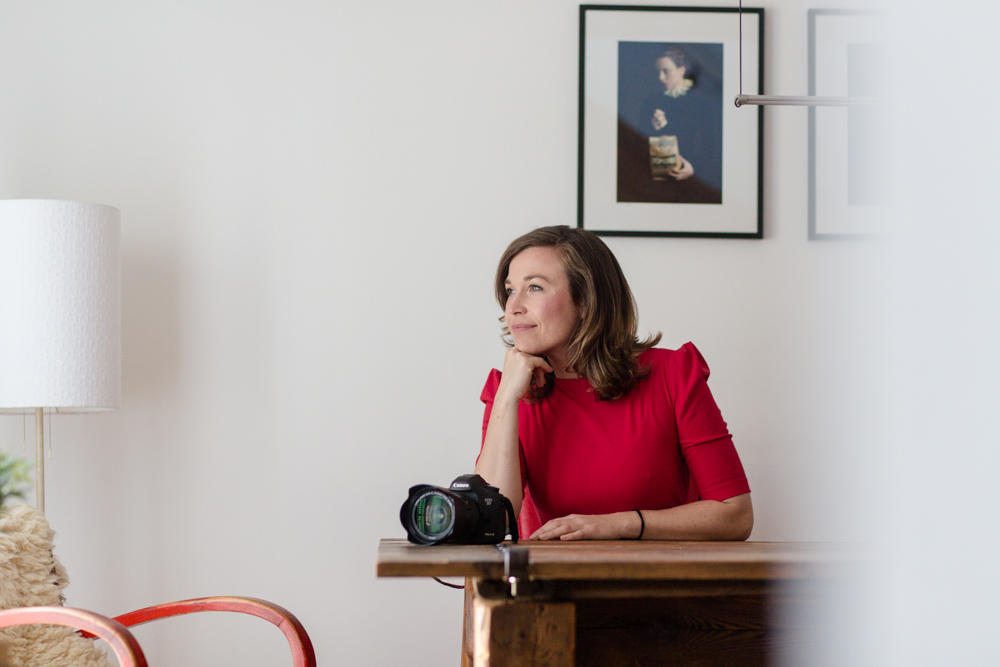 Businessportrait von Fotografin mit Kamera