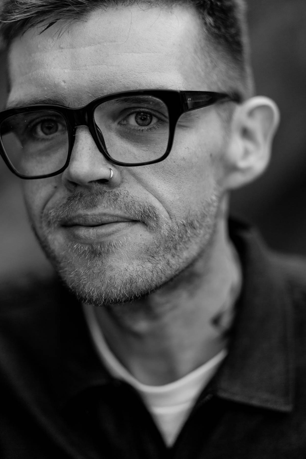 Portrait von Jupiter Jones Sänger Nicholas Müller von Fotograf Timm Ziegenthaler