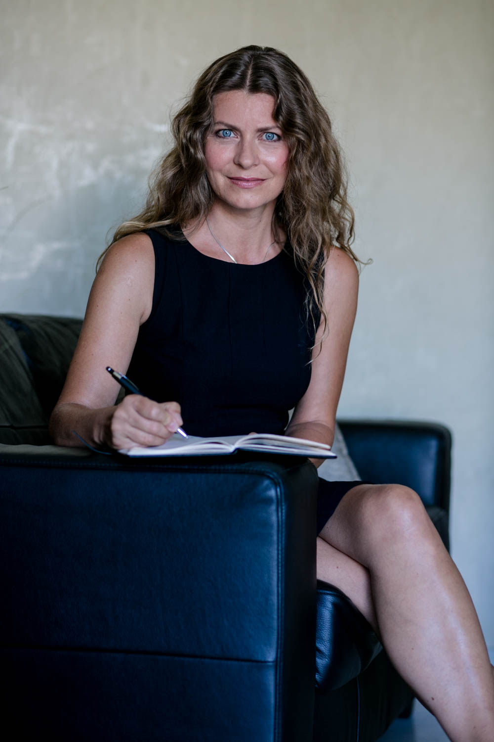 Modernes Businessportrait von Beraterin in Dresden