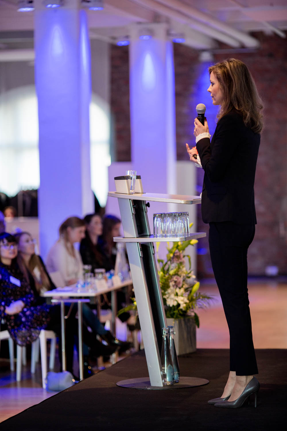 Managerin spricht bei Konferenz in Berlin