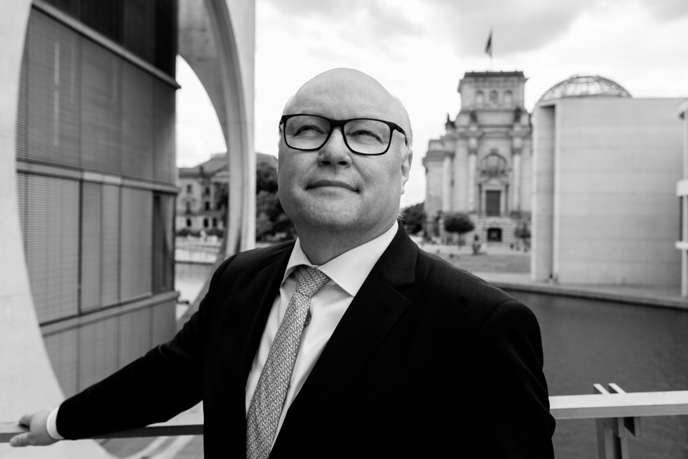 fotografiert von Businessfotograf Timm Ziegenthaler Verhandlungsexperte Friedhelm Wachs im Bundestag fotografiert von Businessfotograf in Berlin