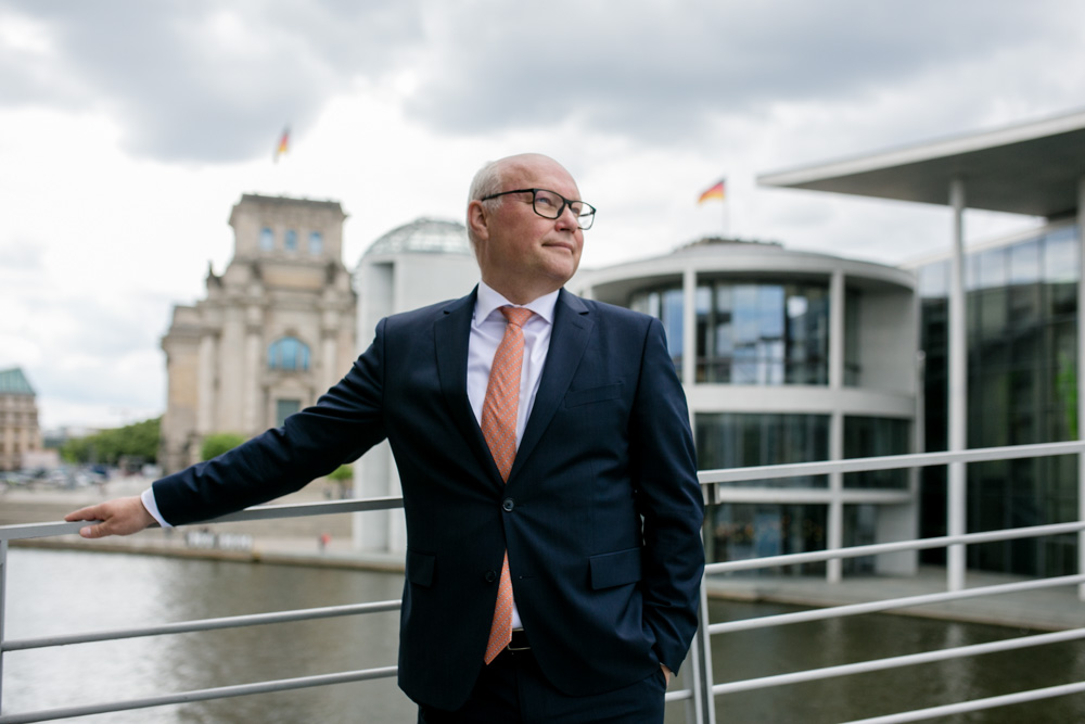 Friedhelm Wachs vor dem Bundestag Verhandlungsexperte Friedhelm Wachs in Berlin