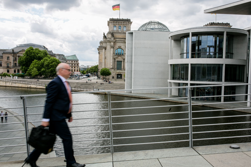 Friedhelm Wachs vor dem Bundestag Verhandlungsexperte Friedhelm Wachs im Bundestag