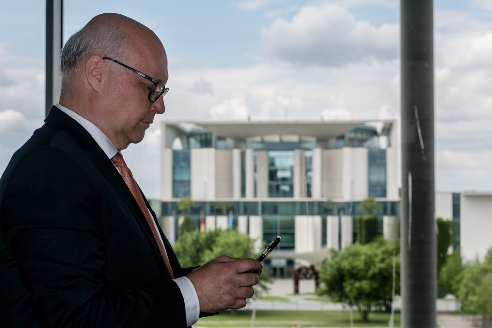 Friedhelm Wachs vor dem Bundeskanzleramt Verhandlungsexperte Friedhelm Wachs im Bundestag