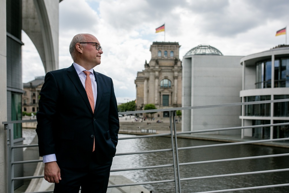 Friedhelm Wachs vor dem Bundestag Verhandlungsexperte Friedhelm Wachs im Bundestag