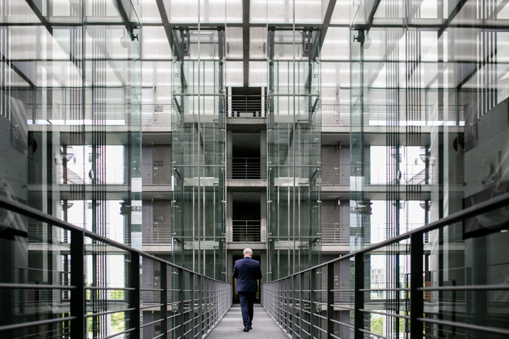 Friedhelm Wachs im Bundestag fotografiert von Businessfotograf Timm Ziegenthaler in Berlin