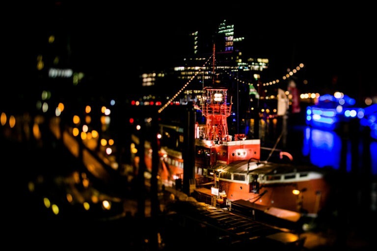 ein Boot in einem Hafen bei Nacht