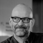 Businessfotograf Timm Ziegenthaler in die ferne lächelnd