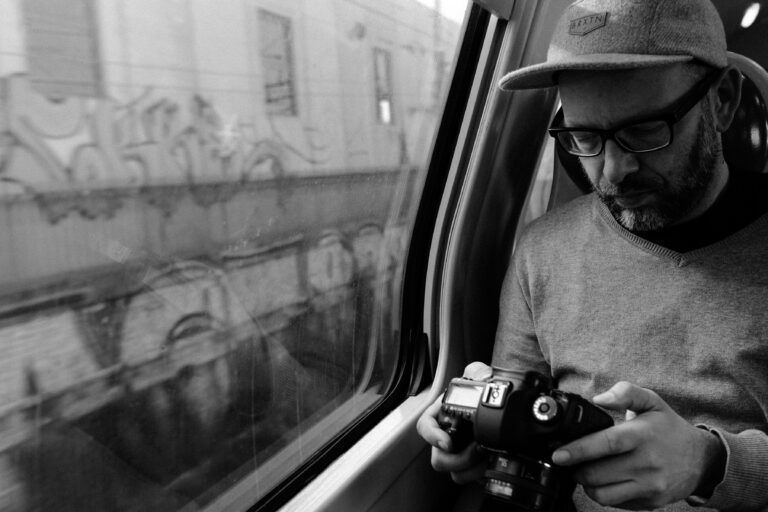 Fotograf Timm Ziegenthaler im Auto Sichtungen auf der Kamera