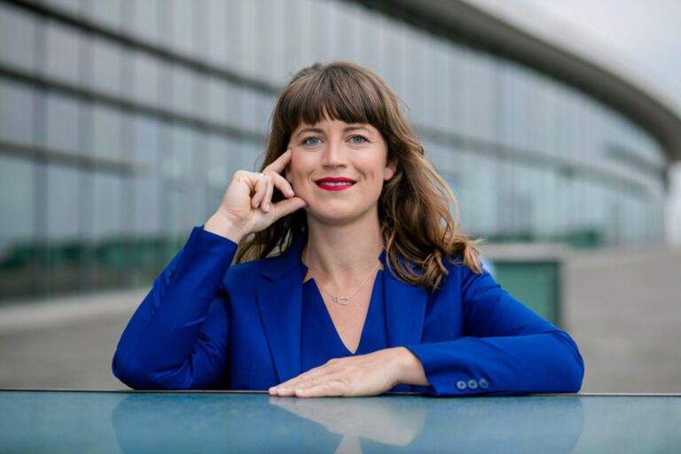 Business- und Künstlerportraites eine Frau in einem blauen Anzug